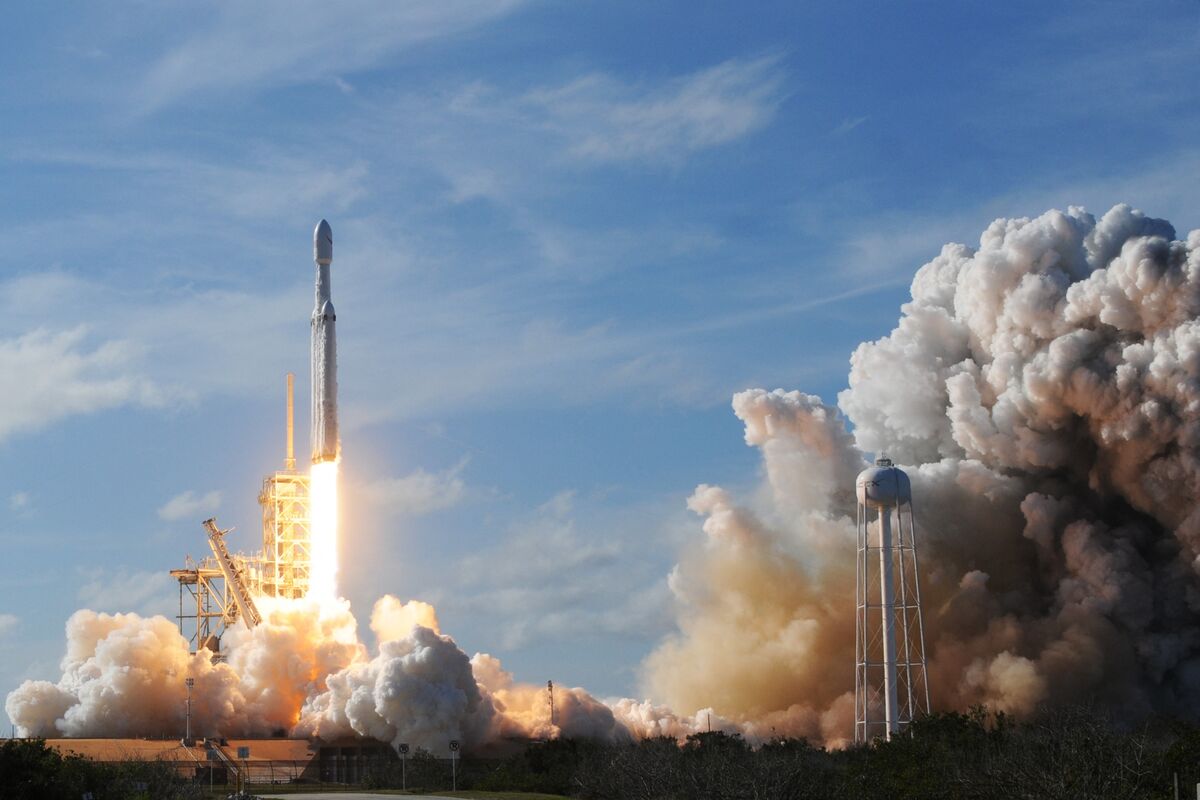 SpaceX 即将上市或分散 Tesla 投资者注意力